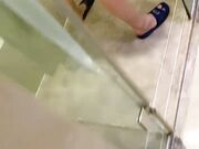 穿着黄色战袍的骚货酒店让大哥草 一边舔鸡巴一边跟狼友撩骚 骚逼水多淫水亮晶晶