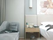 黑丝学生装嫩妹酒店展示美腿淫穴各种诱惑