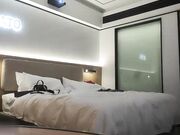 约个白衣牛仔裤骚妹子洗完澡穿上黑丝插嘴后入