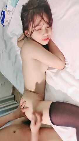 2800网约极品外围 超清4K设备偷拍 沙发调情掰穴近景AV视角展示2