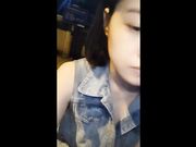 漂亮女主播户外露出无视身边经过的路人冲动直播逼逼