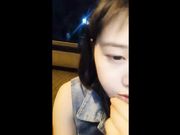 漂亮女主播户外露出无视身边经过的路人冲动直播逼逼