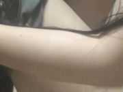 欧美隔窗拍居家火辣美女寂寞难耐拿出自己酷爱的大黑屌吸舔自慰饥渴