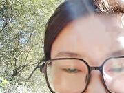 韵味十足眼镜骚货 驾车户外野战 蹲在地上尿尿1