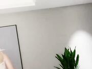 G罩杯顶级尤物女神黑框眼镜性感睡衣埋头吃屌