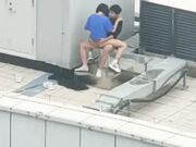 天台门事件中学情侣翘课跑到商场天台啪啪解锁各种姿势围观吃瓜群众看得口干舌燥