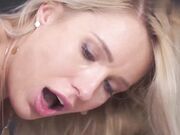 华丽的乌克兰宝贝被两只大鸡巴双重插入