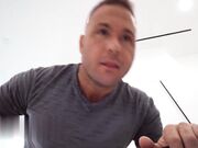 大鸡巴继兄和他不修边幅的继姐勾引他们的房客