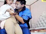 父女乱伦-女儿刚放学回家衣服还没来的及脱就被父亲吃奶摸B 爆操