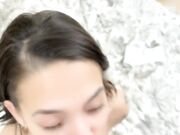 俄罗斯妹妹小巧坚挺美乳自摸无毛肥穴 骑在身上磨深插