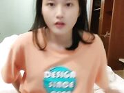 颜值不错的新人小妹全程露脸黑丝诱惑让小哥调教直播 口交大鸡巴 舔吃奶子