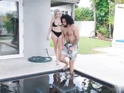 詹姆斯 安吉尔蒙住他火辣女友的眼睛 然后将他的鸡巴塞进她的嘴里