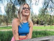 泡泡屁股新人吉尔 泰勒最喜欢在户外被指交