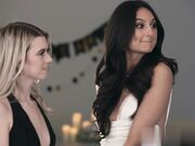 伊丽莎·伊瓦拉诱惑吉尔 卡西迪在除夕夜三人行