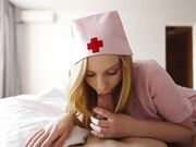 宝贝护士为患者排解寂寞