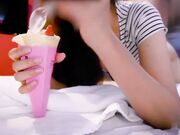 一边吃冰激凌一边吃鸡巴的骚货被后入狂插骚逼