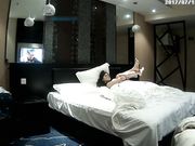 酒店偷拍性感漂亮的小美女被情人操完后自己玩手机,想干时不让操了