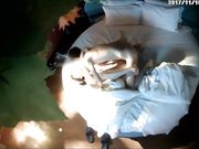 蓝床房偷拍超清纯漂亮大学美女和男友约会开始2人很害羞