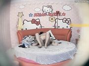 摄像头偷拍的超漂亮清纯的妹子和男友激情爱爱，接吻互舔样样不落