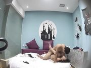 特色宾馆偷拍漂亮大学美女下课后迫不及待和男友开房淫声浪语：轻点,我不够骚,你好厉害,逼逼胀胀的,快舒服死了!