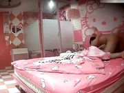 特色宾馆偷拍气质漂亮的高颜值短裤美女和新男友一起旅游玩熟后回到酒店男的就迫不及待要操她,搞了2次!