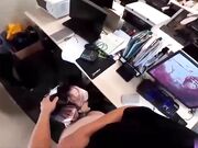 18岁小母狗被爸爸带到办公室寻刺激，一不小心给射逼里了