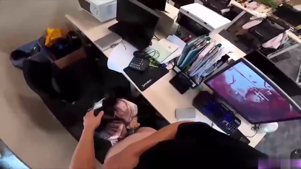 18岁小母狗被爸爸带到办公室寻刺激，一不小心给射逼里了