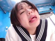 大量浓稠的精液被射入淫妇的口腔和阴部