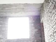 90后无毛逼乡村妹与时俱进玩起了啪啪直播野外开战蚊子太多换到废弃房啪啪