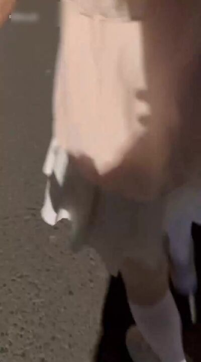 被PUA大叔按倒在床，火辣输出，小嫩穴被大鸡巴肆意打桩！