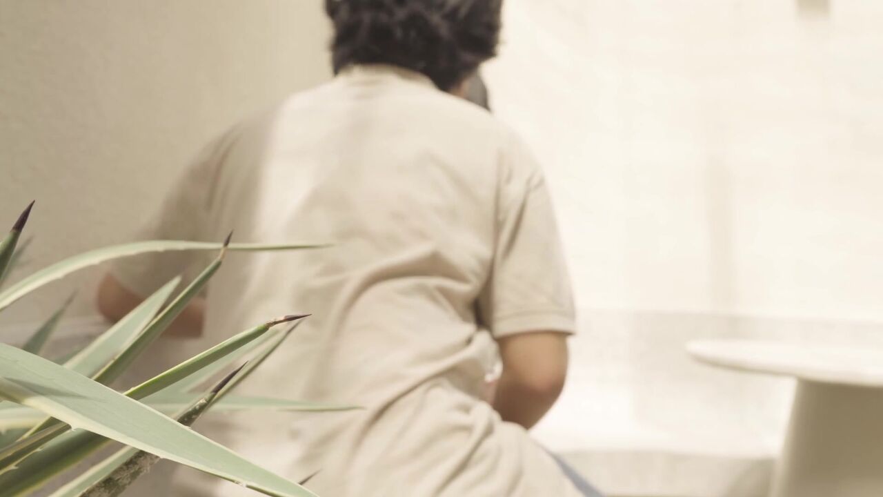 大奶美女吃鸡啪啪_在室外扒下牛仔裤撅着屁屁无套后入_内射_回房在补一枪_哥们真能射