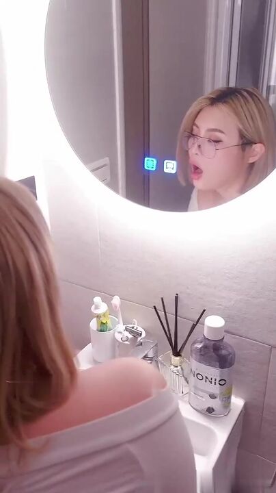 露脸性爱私拍_第一次戴着眼镜被大鸡巴抽插真的好反差