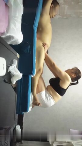 足浴店偷拍墙上挂着 禁止黄赌毒 这俩货完全无视 洗完脚开展特殊服务 暴插骚逼