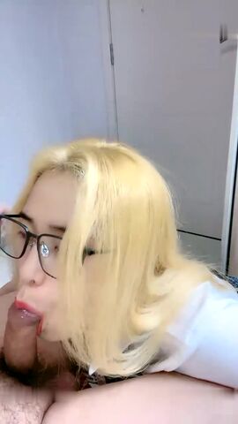 外表清纯操起来好骚 高筒袜美腿 操的直喊老公 猛坐自己动 无套内射