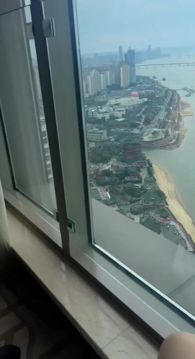 蒙眼的骚货开始先吃我的JB后面再找一个一起吃