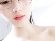 眼镜妹子过了年还是一样的套路 侧入无套啪啪打桩式玩法女上位做爱蹲下深喉