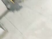 骚女好迷人深夜勾引保安啪啪 到楼道撩起衣服口交站立后入抽插