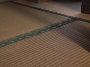 他目睹了雫叶将自己的身体卖给了村里的一名男子 当发现他在监视她时