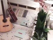 撩起头发跪地吃屌，翘起蜜桃美臀后入，第一视角抽插，无毛美穴一顿操