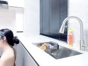 漂亮少妇吃鸡啪啪_在厨房干家务被后入内射了