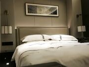 约了个大长腿牛仔裤高冷妹子啪啪，口交舔弄开操被女的发现翻车_