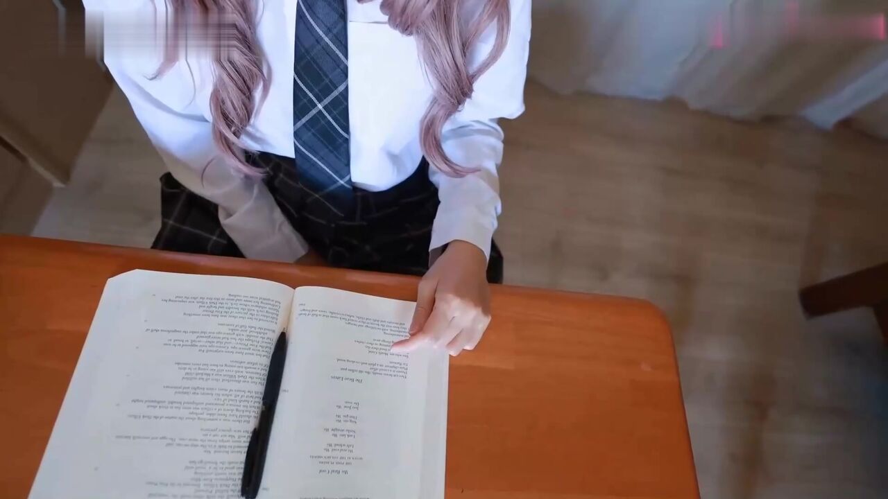 饥渴难耐的我求继父“用干妈妈的姿势干我”