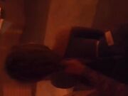 在你们小时候每天去的地方做爱 内射还滴在了地板上