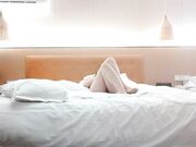 爆乳外围小姐姐扒掉衣服揉搓骚穴骑乘位打桩机连续搞了两炮把骚货搞舒服了