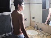 我的女仆被困在楼梯上 我操她