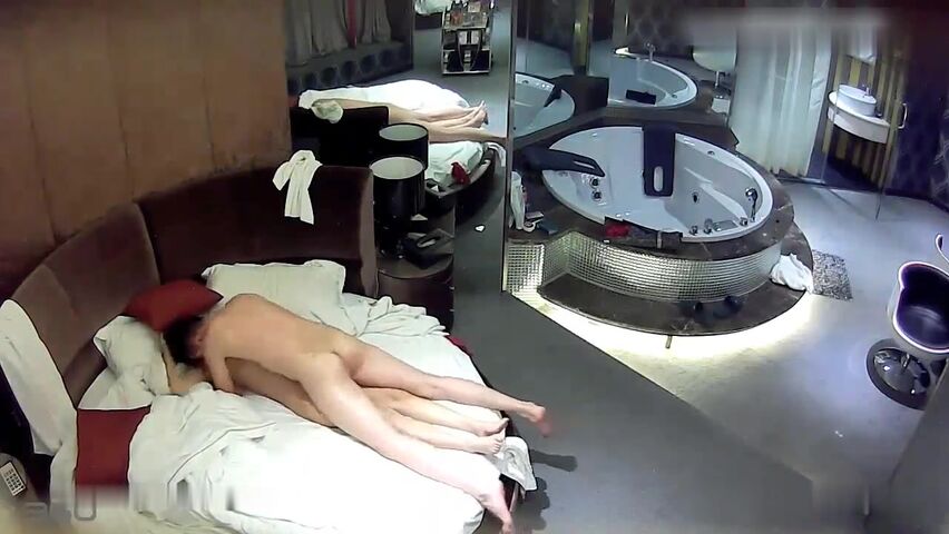 胸大漂亮的美女被猥琐男用情趣道具搞的欲死欲仙 受不了了主动骑在男的身上要