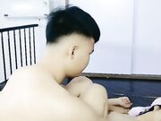 小哥的乖乖小可爱女友全程露脸在镜头前让小哥玩 亲着小嘴玩奶子抠逼