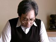 他的小手指和柔软的舌头正在玩弄他的鸡巴1