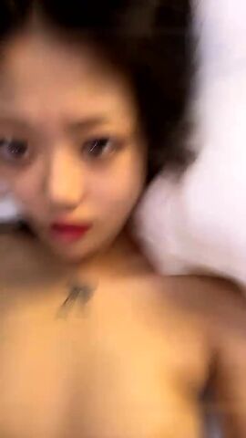 娇小可爱的女友和男友直播赚点小钱 女上位啪啪白虎揉搓阴蒂