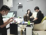 2600网约漂亮女神，粉胸翘臀，沙发女上位激情四射，兄弟围观尤物高潮